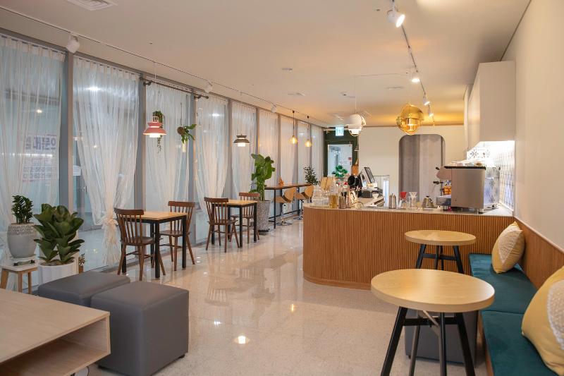 20 平米简约咖啡厅，打造温馨原木空间-3