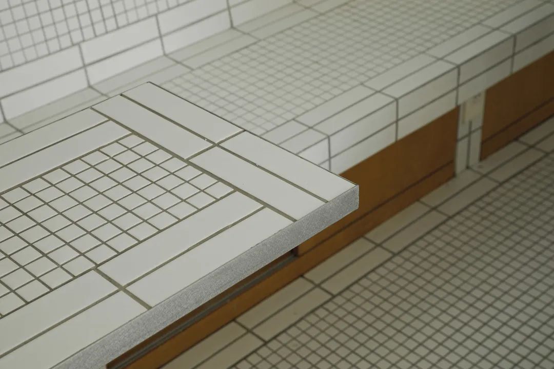 减弱观看者对空间进行“风格化”归类的急迫感，转而关注材料的“趣味”-34