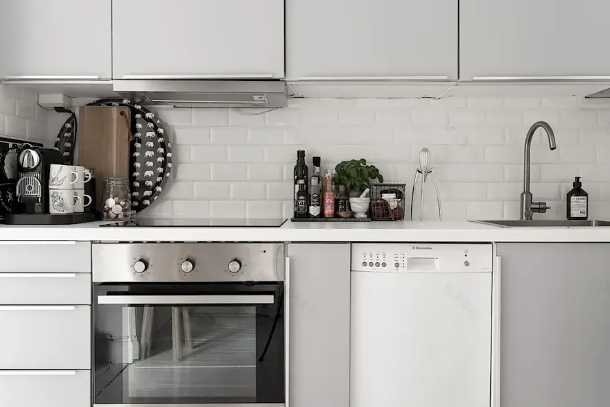 瑞典 38 平米中性风公寓,大胆运用橙色冲浪板打破单调-15