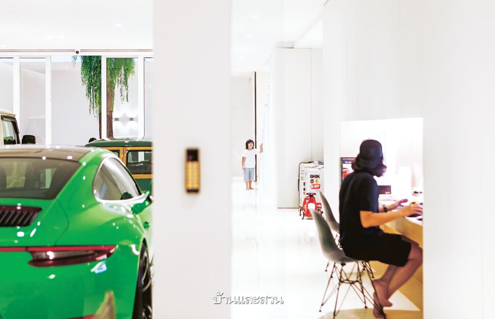 บ้านกล่องหลังคาทรงจั่ว ที่เปิดคอร์ตกลางรับพื้นที่สีเขียว - บ้านและสวน-3