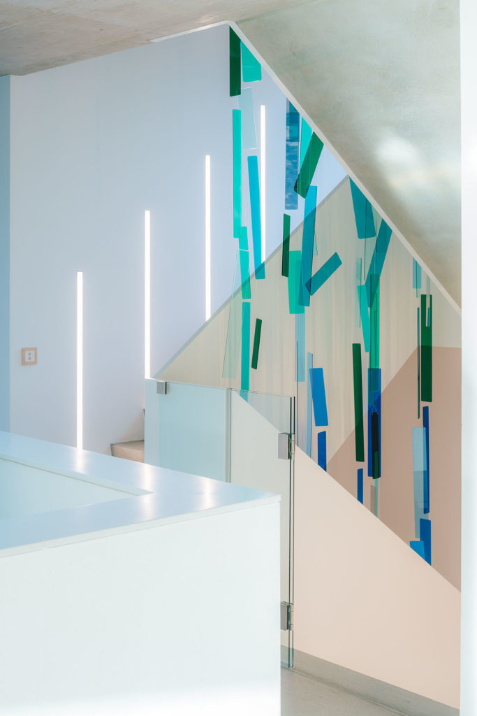 色彩螺旋楼梯,自然元素与建筑设计的完美融合-10