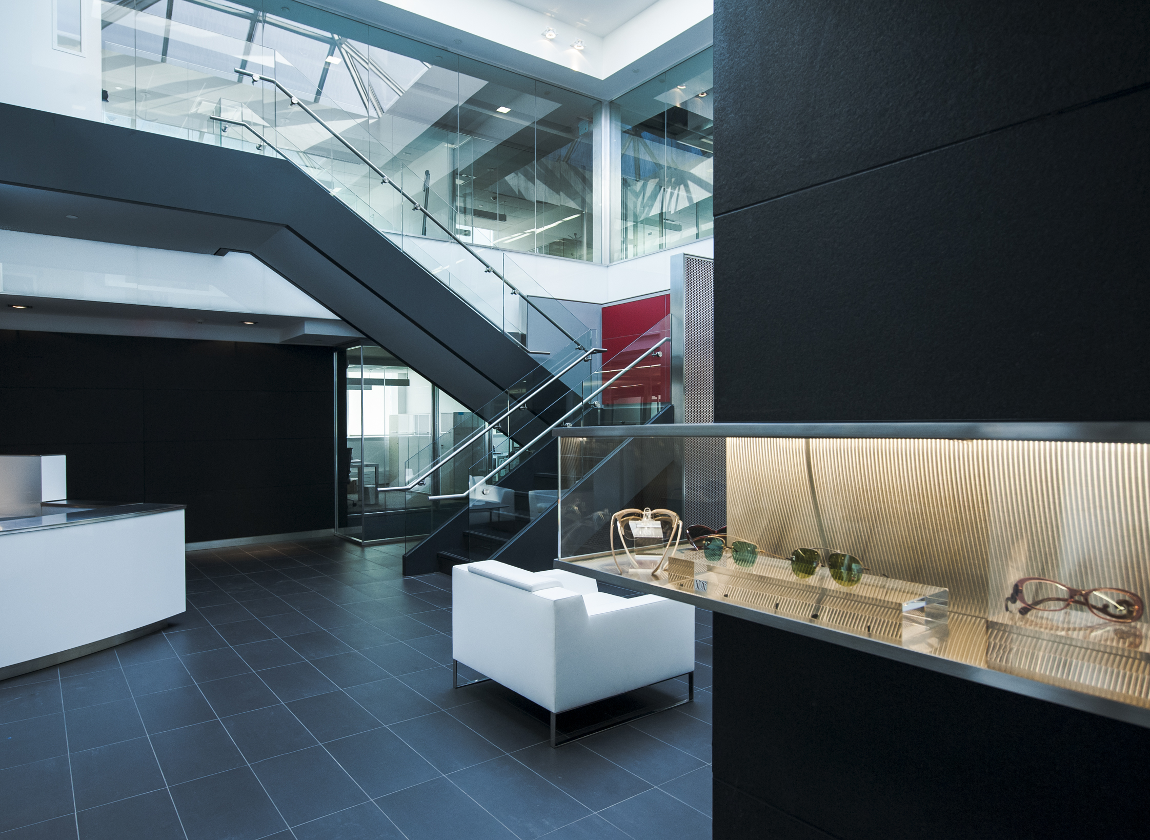 摩登 Luxottica 集团办公室 | 红白灰演绎高效工作环境-12