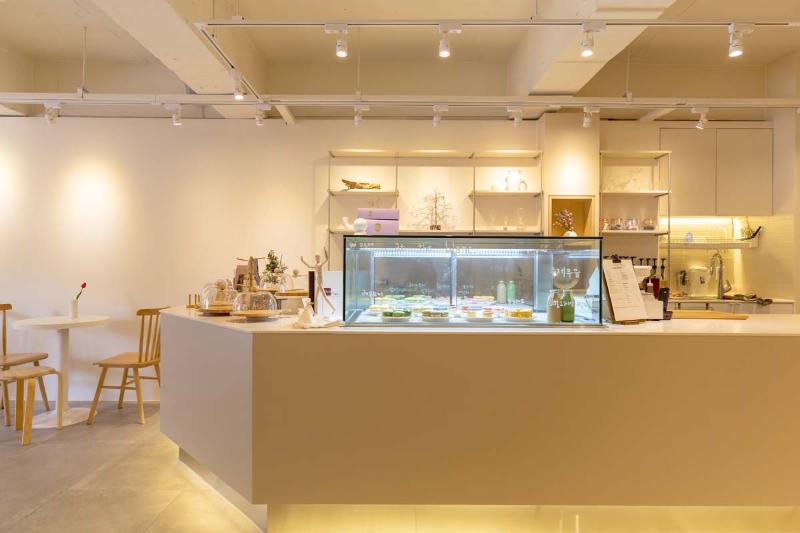 明亮简约的 24 平米咖啡厅设计-8