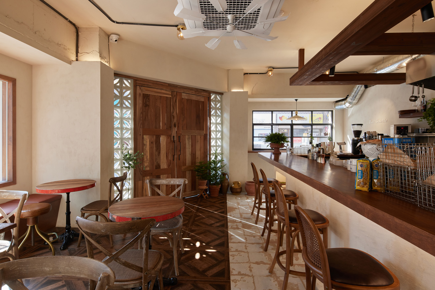 13 坪欧式风咖啡厅，白色&木质调氛围营造-9