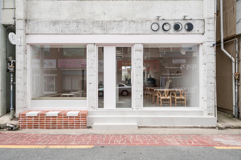 20 平米咖啡馆，极简空间中的白瓷韵味-2