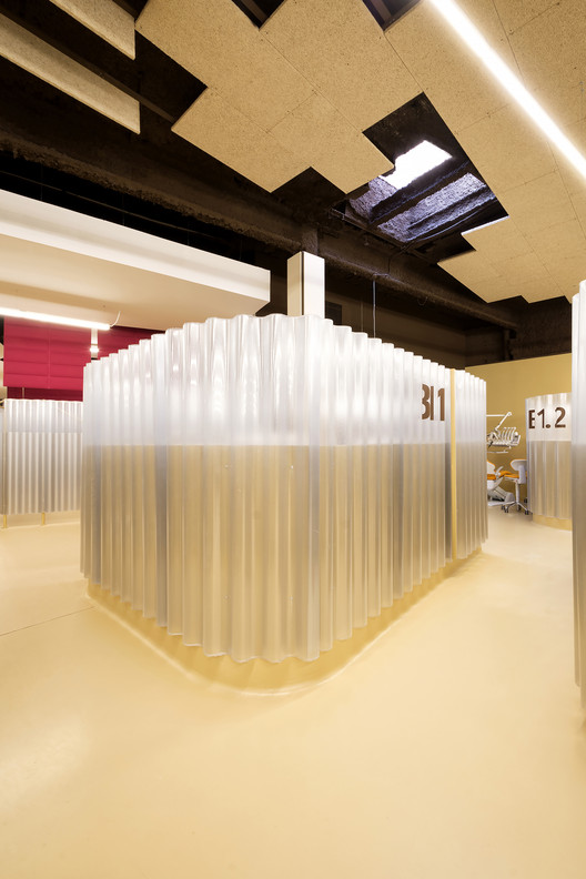 CEU San Pablo 大学多学科诊所 · 有机曲线与功能布局的融合-17