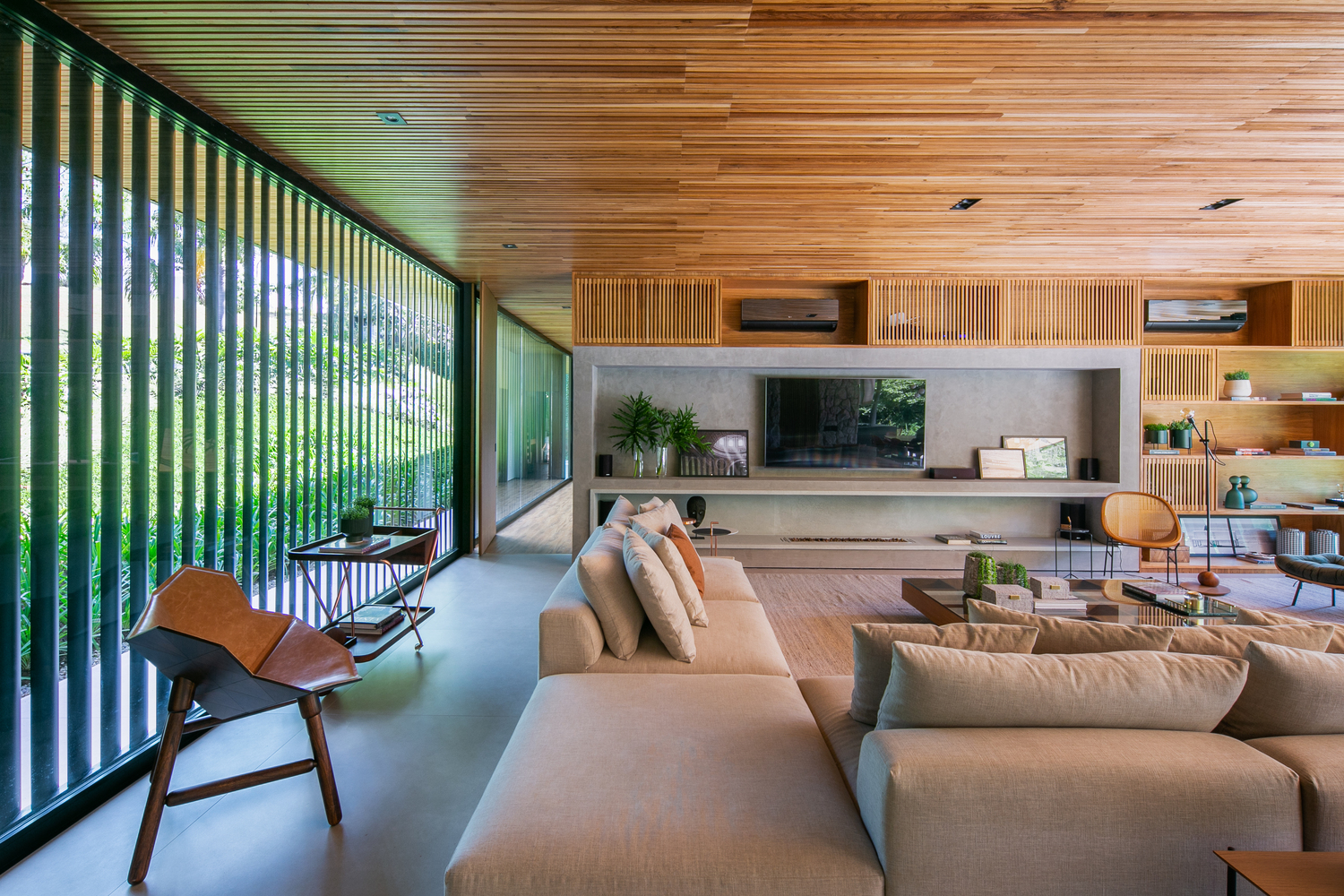 融入自然的现代绿意住宅丨巴西圣保罗丨Belluzzo Martinhao Arquitetos-19