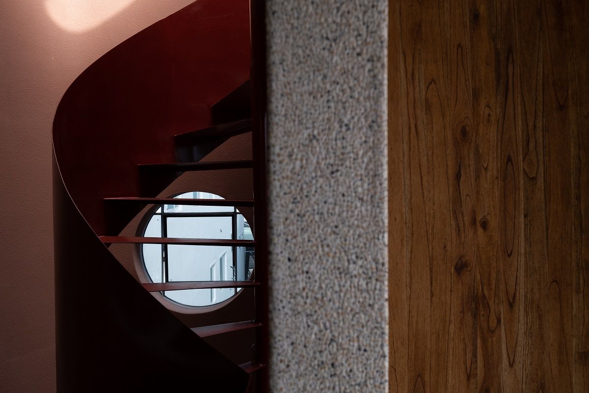 迷你公寓里的 Birmingham 咖啡馆 | 自然光与环保建材的完美融合-33