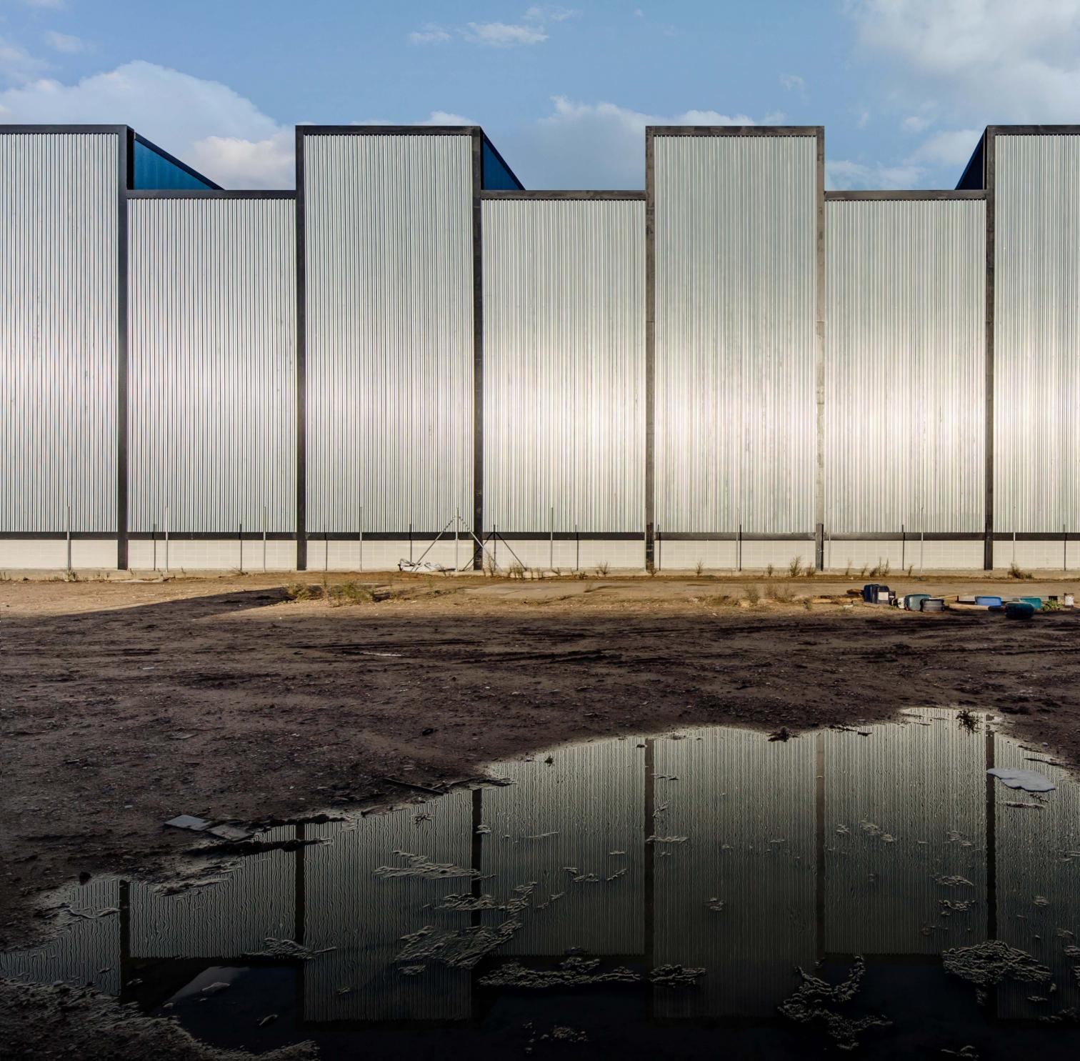 波浪金属表皮打造的光线优化工作空间-8