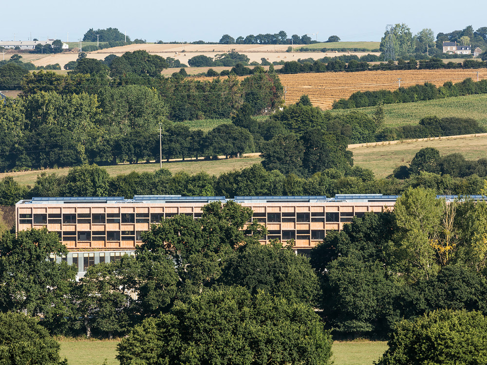 法国 Lamballe 学院 · 融入景观的木质教育空间-23