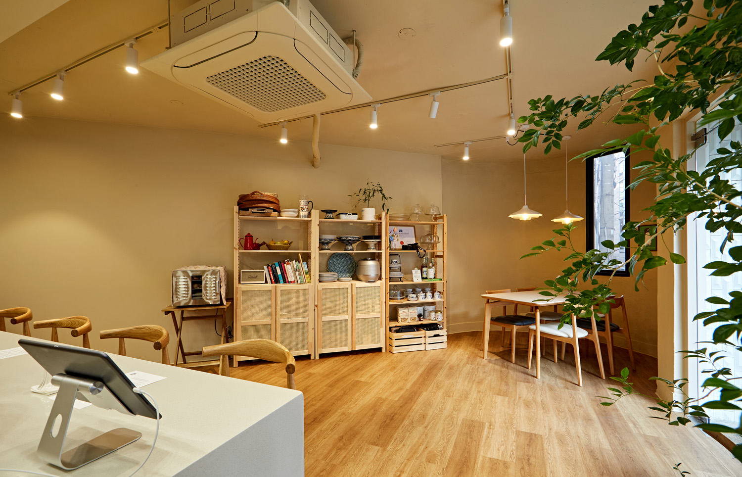 白色与木色交织的 14 平米极简室内设计-10