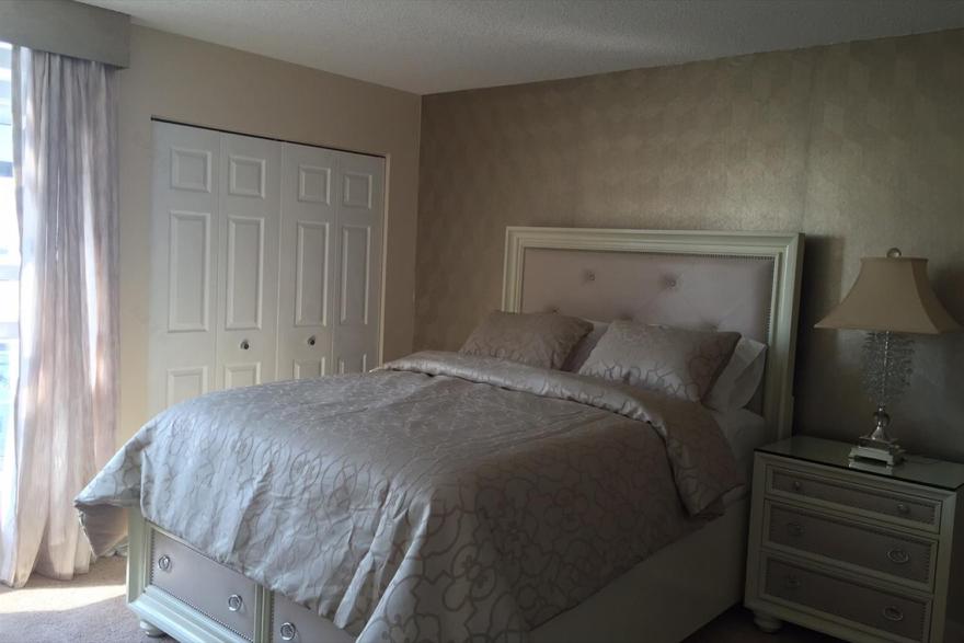 现代舒适公寓设计,木质元素打造温馨家居-9