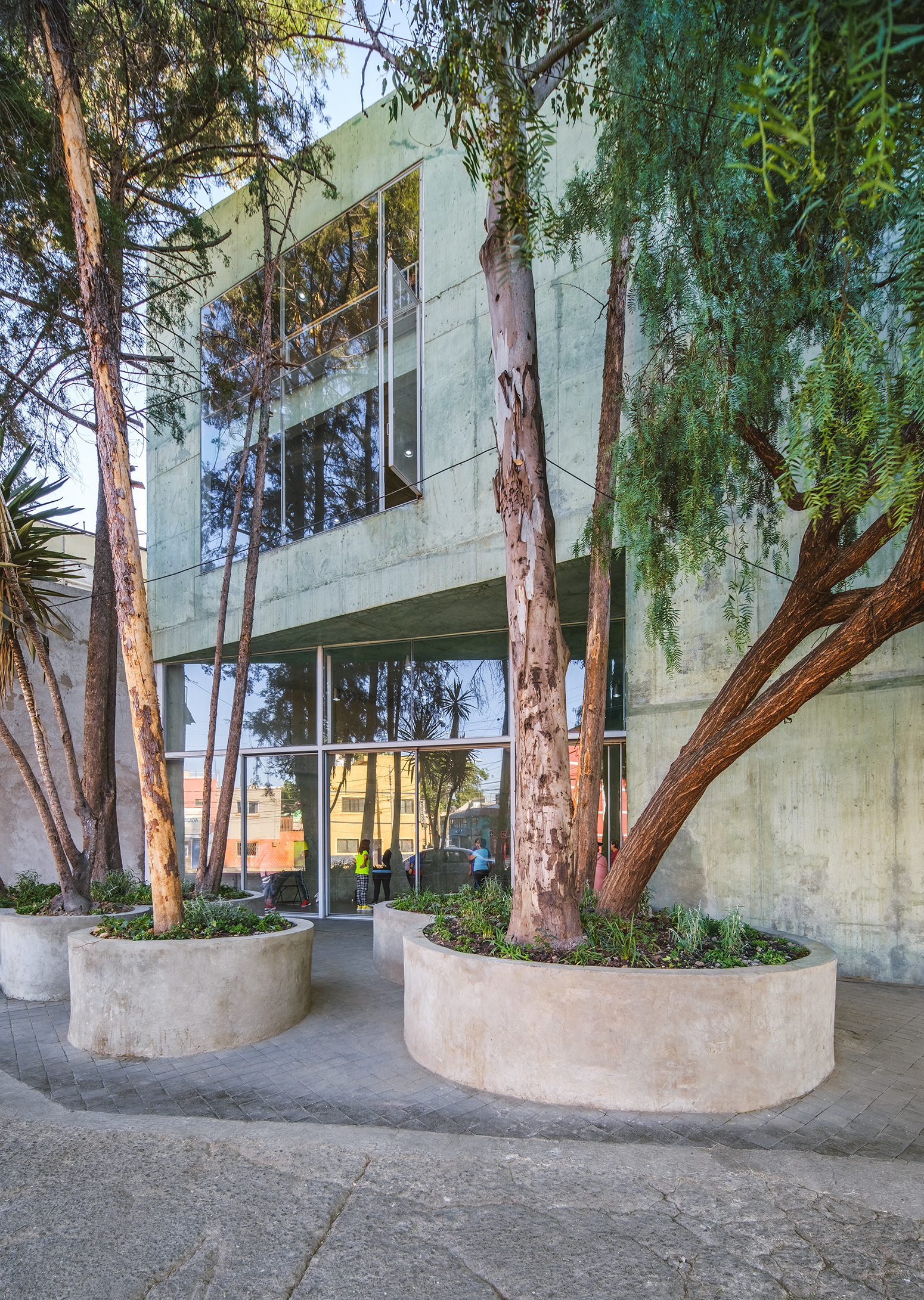 墨西哥市推動 PILARES 計畫：WORKac 與 Ignacio Urquiza Arquitectos 用綠色混凝土建造社區活動中心，在弱勢地區點燃希望之光 | FAM-16