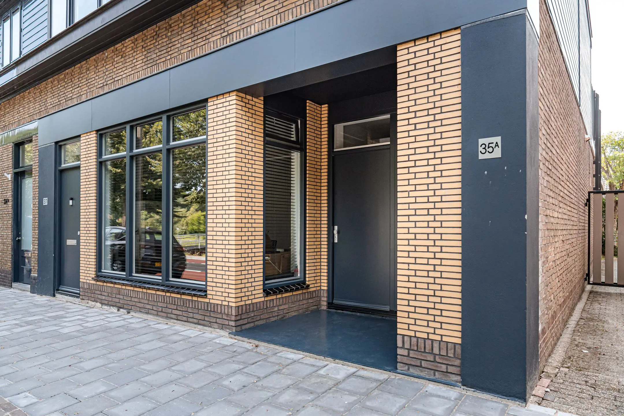 荷兰优雅明亮公寓设计，城市绿意渗透室内-26