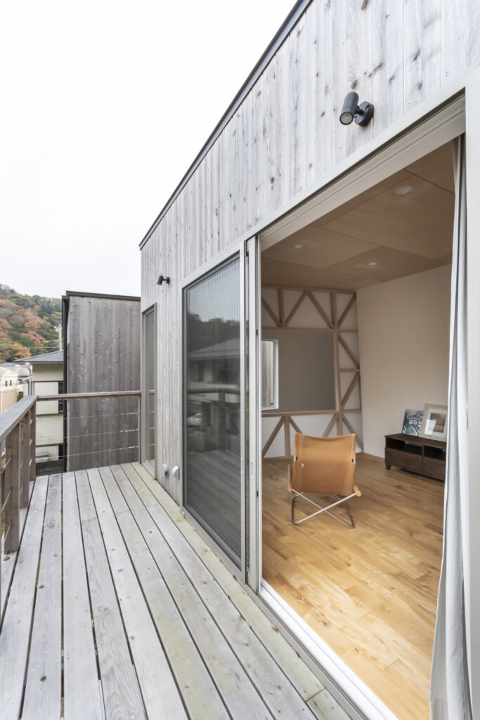 葉山に移り住み、人生が変わった――　ストーリーの詰まった“ふつうではない家” | Architecture | 100%LiFE-13