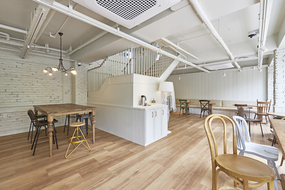 白色木纹打造舒适 50 平咖啡厅空间-5