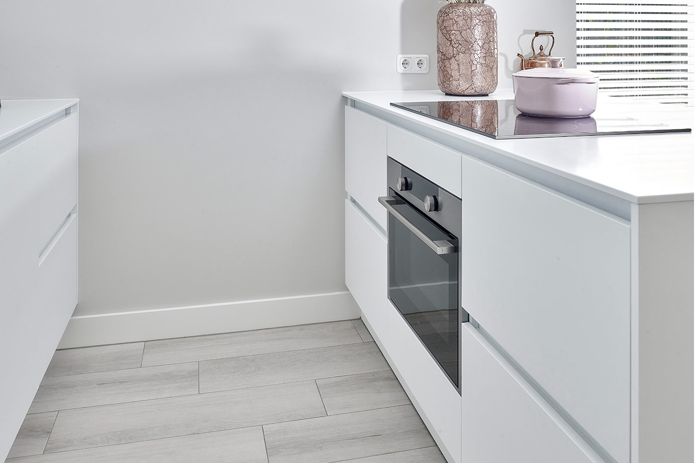 Urk现代白色岛台厨房设计丨荷兰丨Arma Keukens en Sanitair-45