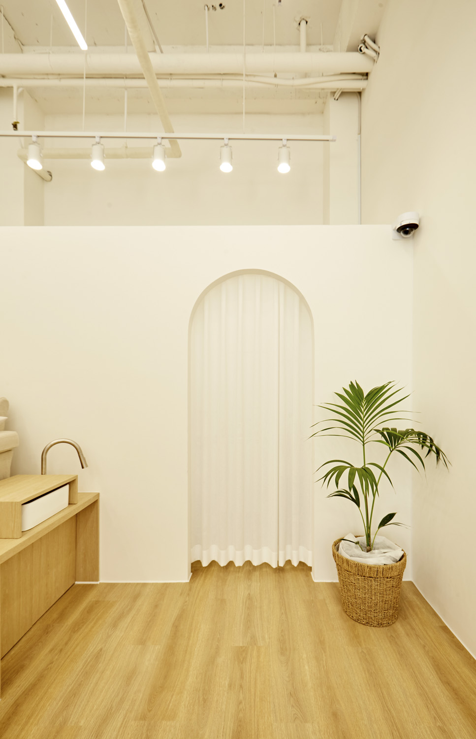 白色与木质 | 10 平米小卧室的极简设计-11