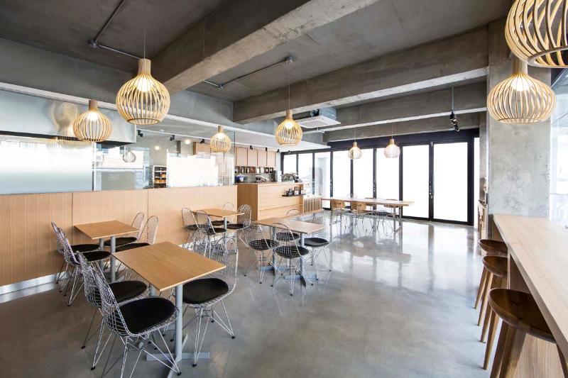 现代简约风咖啡厅，温馨木质空间打造城市休憩地-5