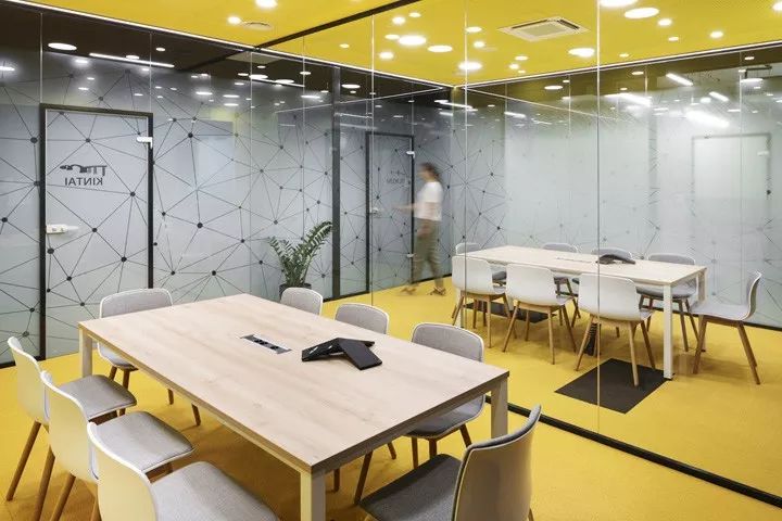 Milestone Systems 索非亚办公室——对称布局中的空间多变性-29