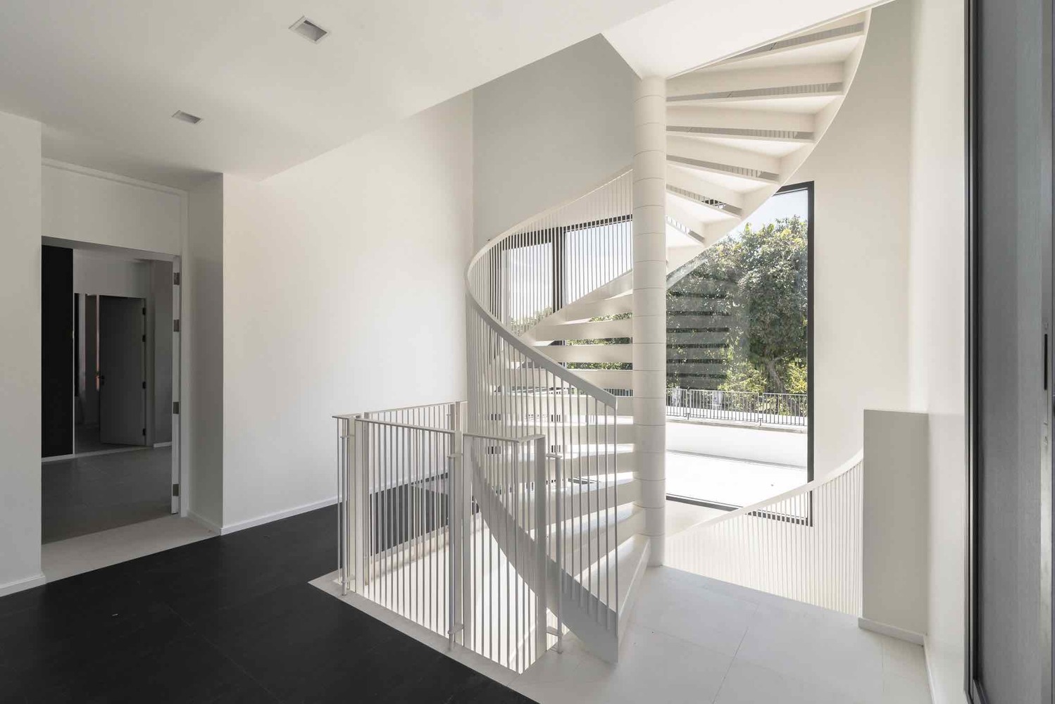 泰国 Baan Bangpok 家庭住宅，垂直螺旋楼梯设计-54