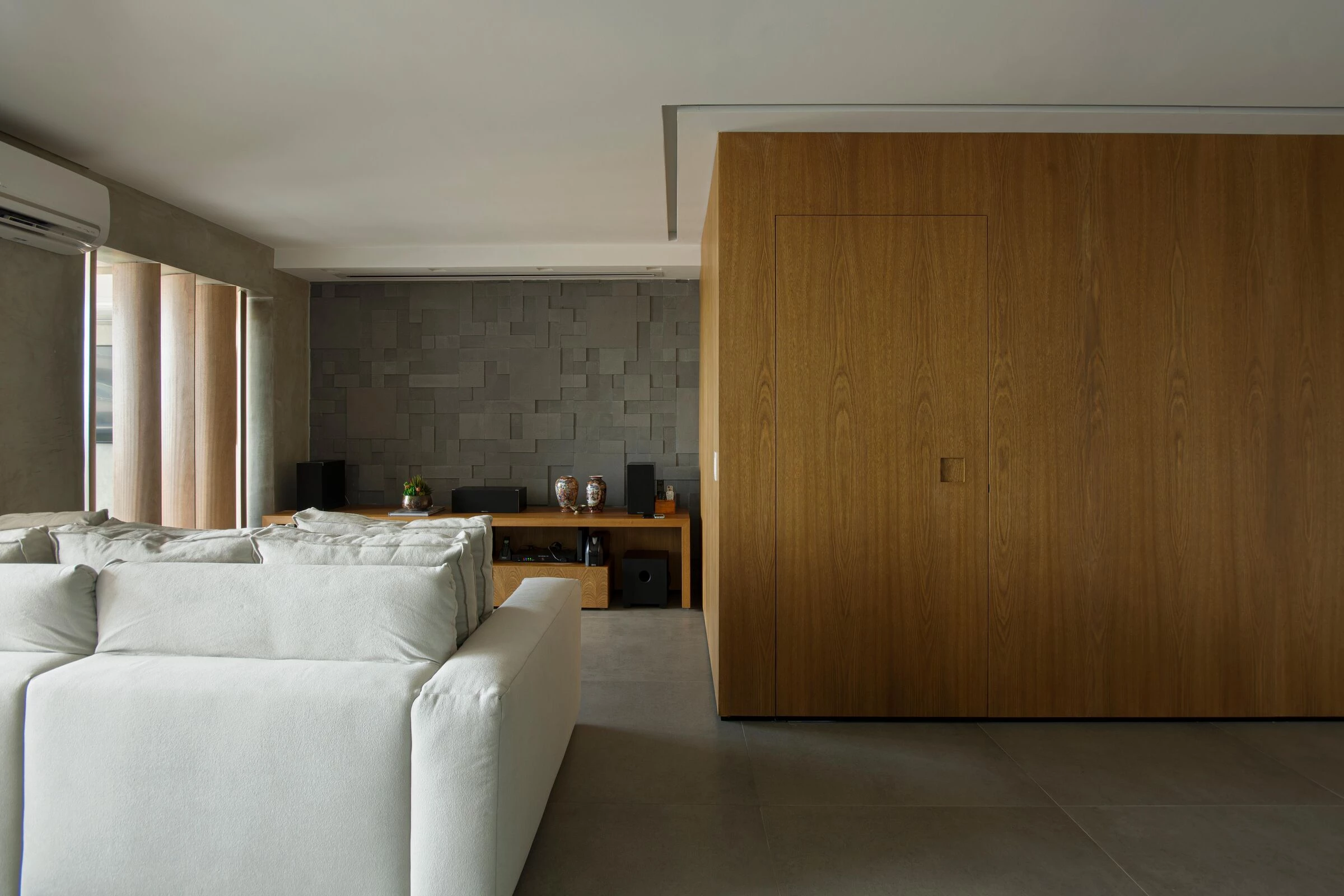 巴西 CC 公寓 | 木质温暖，空间通透-12