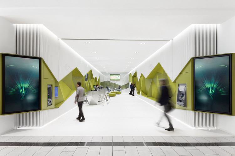 DSK 银行旗舰分行设计,绿色百叶窗与多彩条形打造开放空间-32