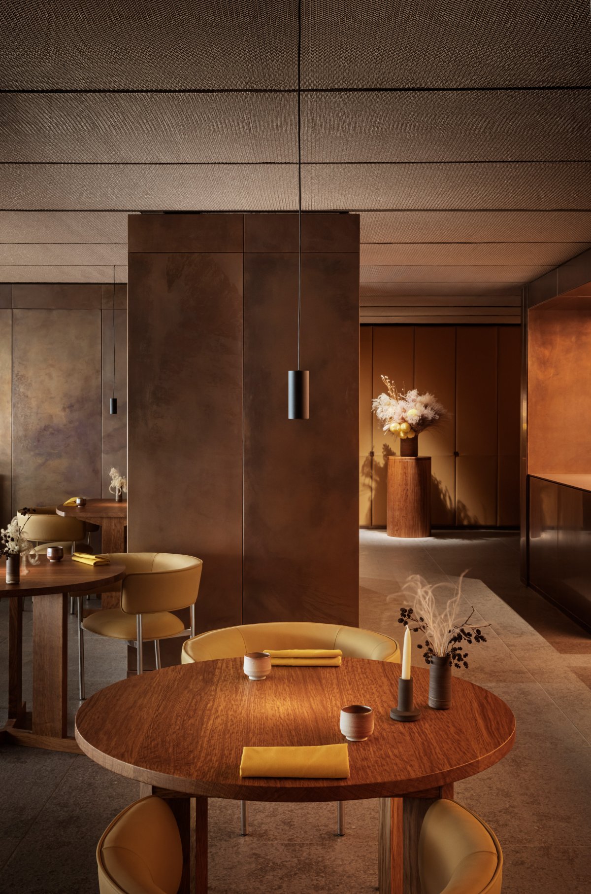 轻奢感木质餐厅装修设计案例-13