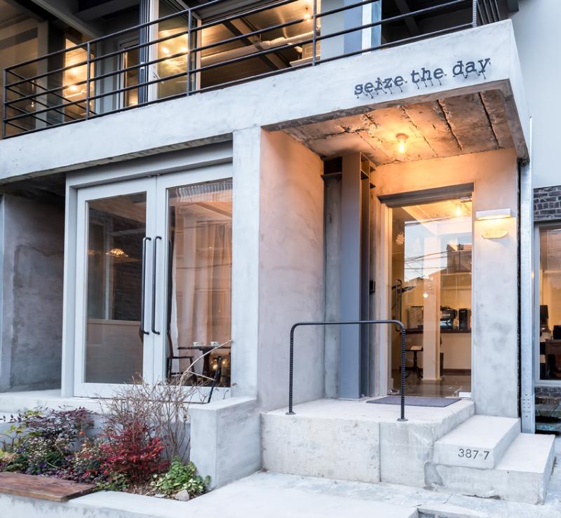 11 坪纯白咖啡馆 极简设计诠释空间魅力-16