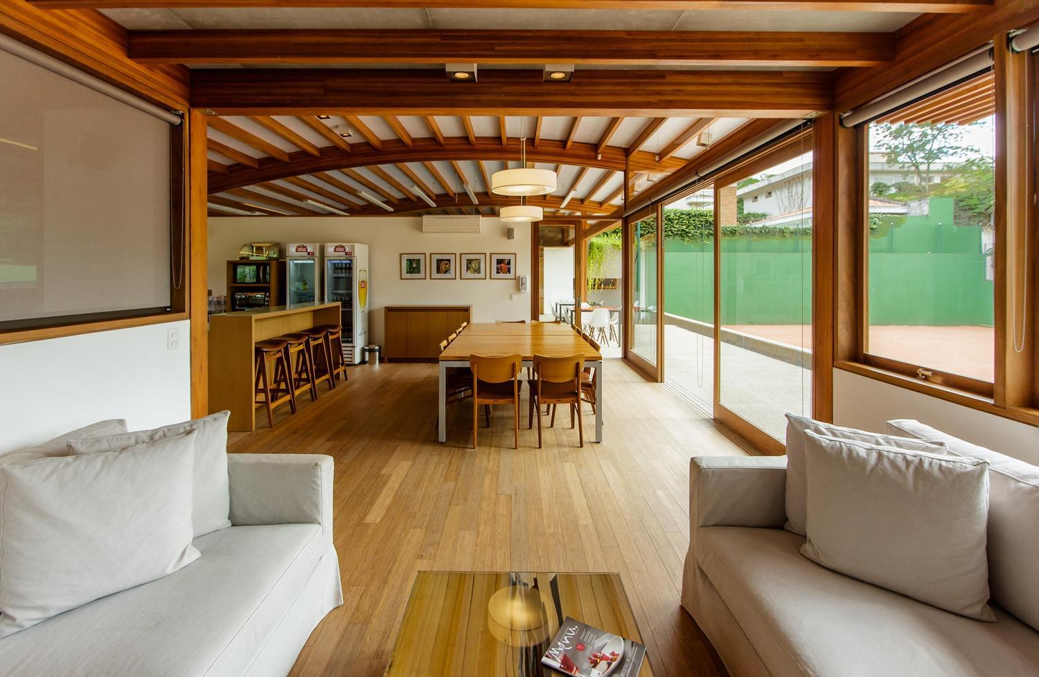 巴西 Sakh Club | 木质与玻璃的完美融合，打造温馨运动空间-11