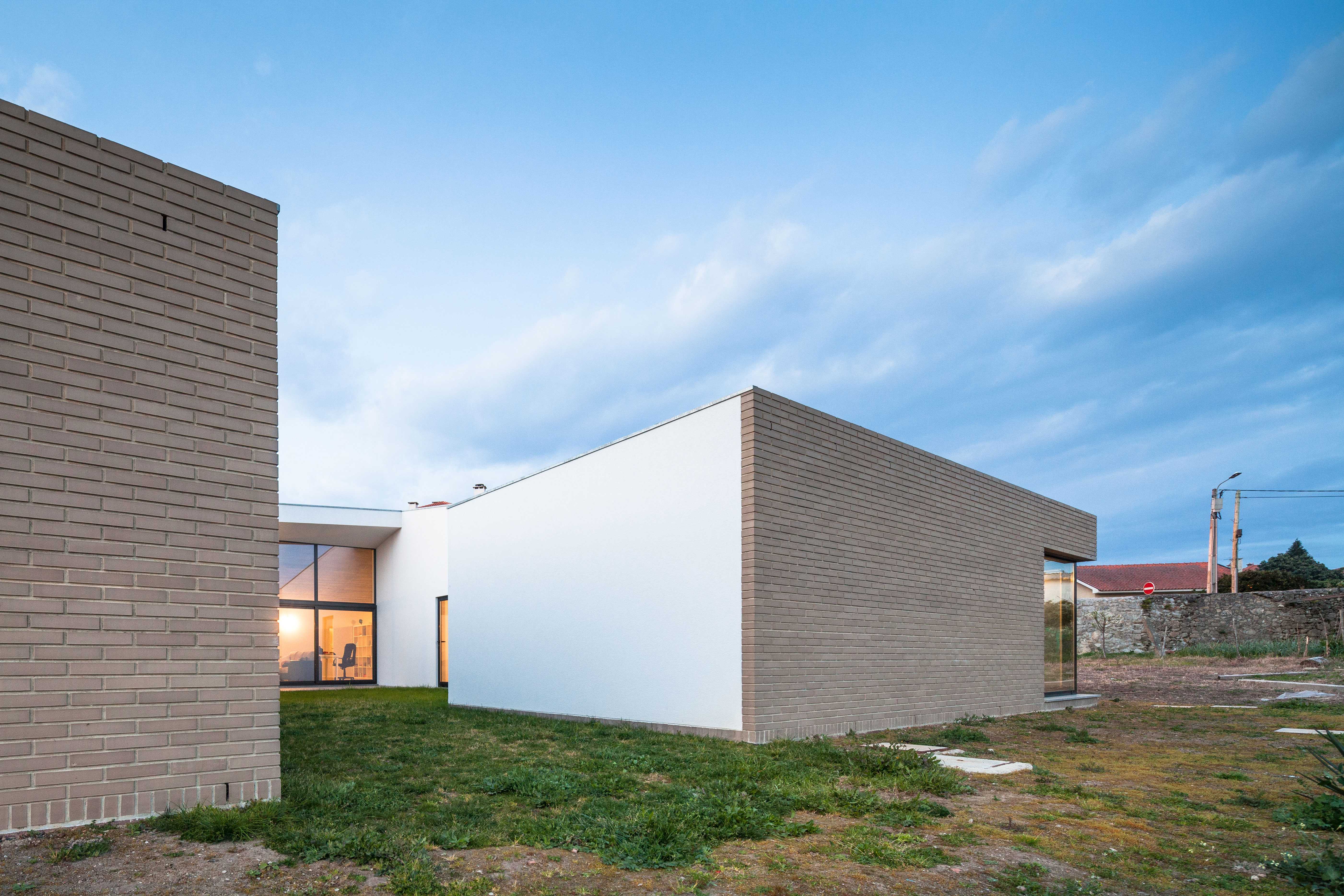 开放露台之居,和谐融入传统环境-13