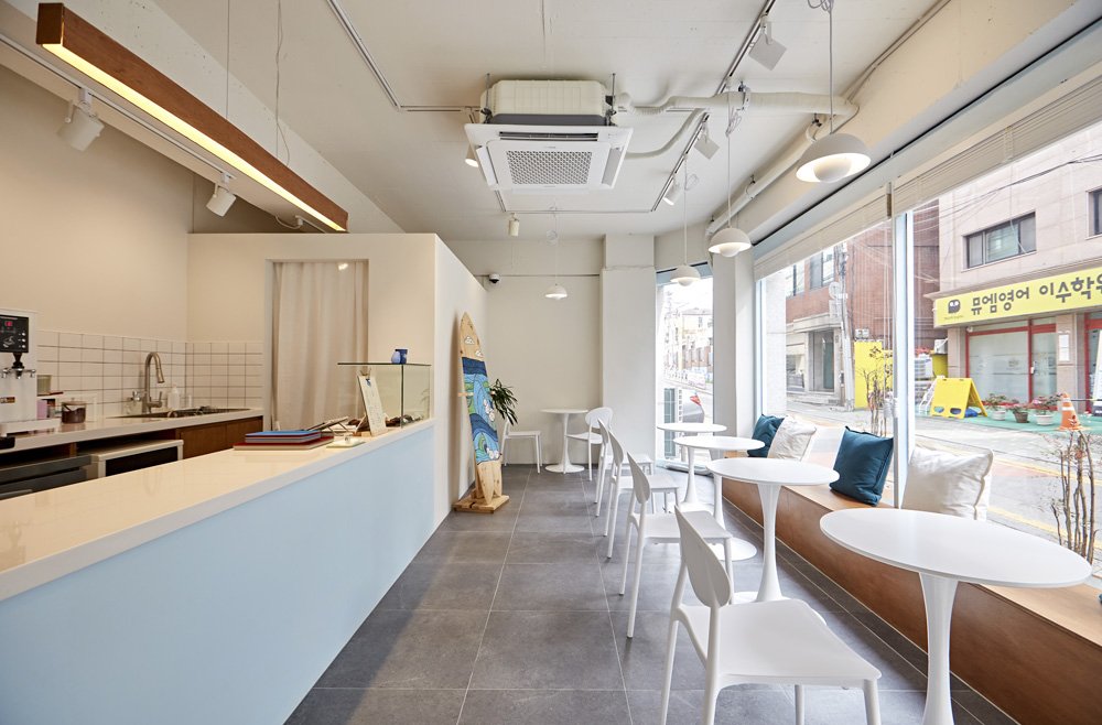 简约时尚的 12 平米咖啡店设计-4