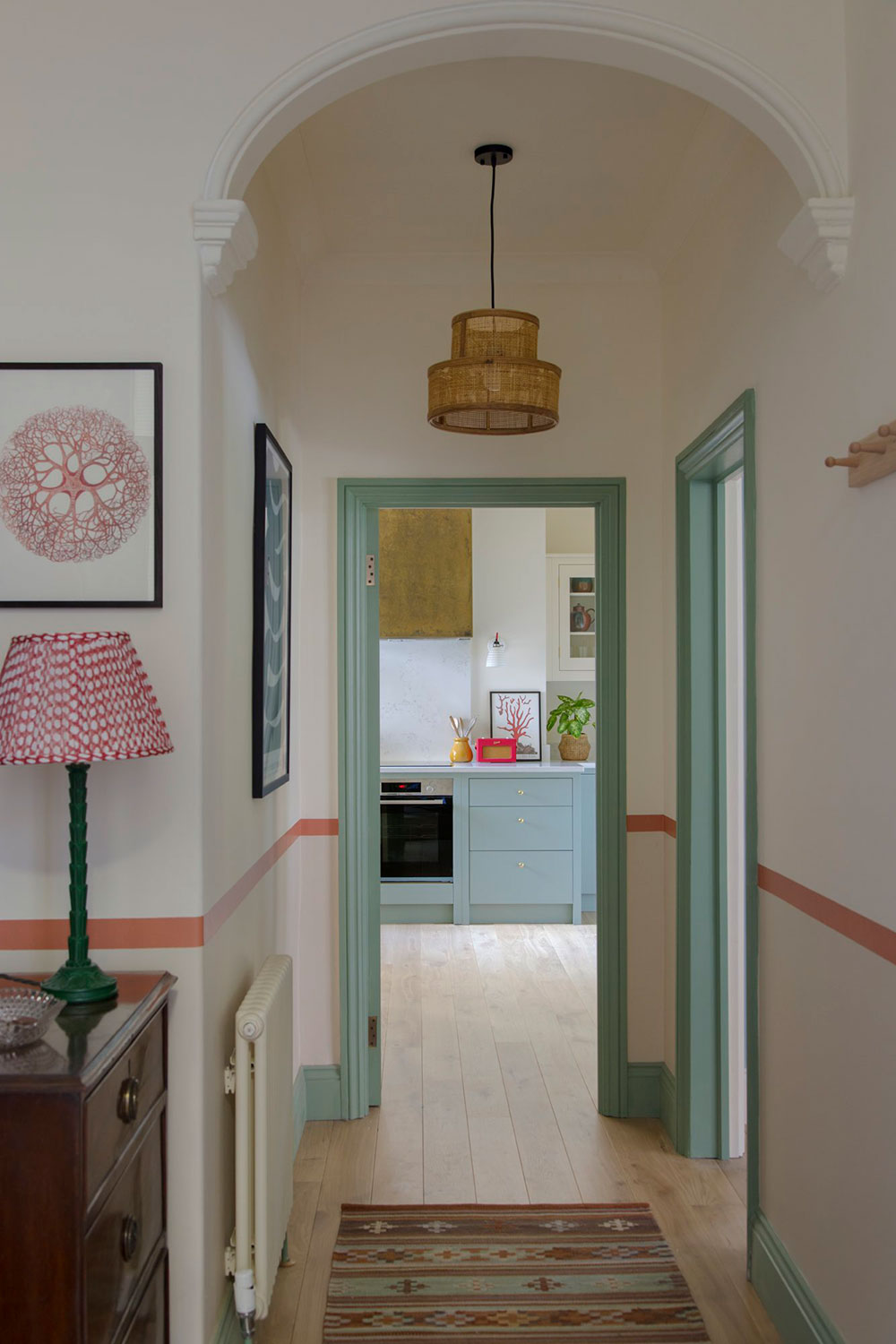 伦敦 19 世纪历史建筑公寓的彩色活力改造-9