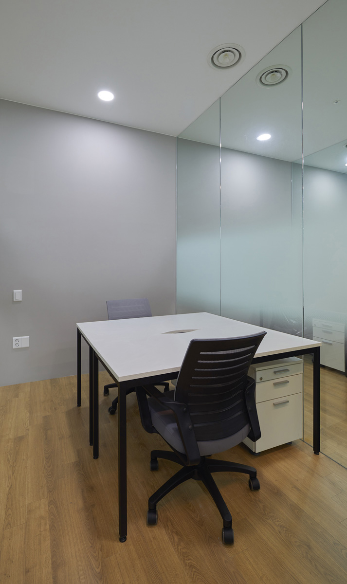 照明点缀的现代共享办公空间-25