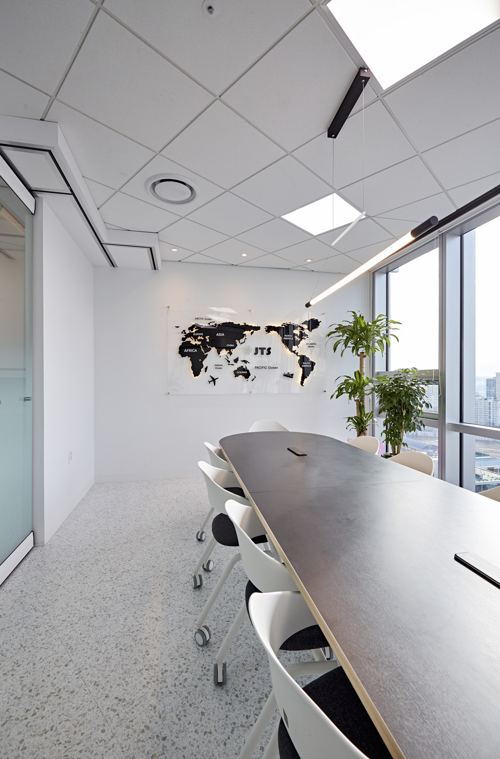 "34 平米水族公司办公室，极简舒适的室内设计"-11