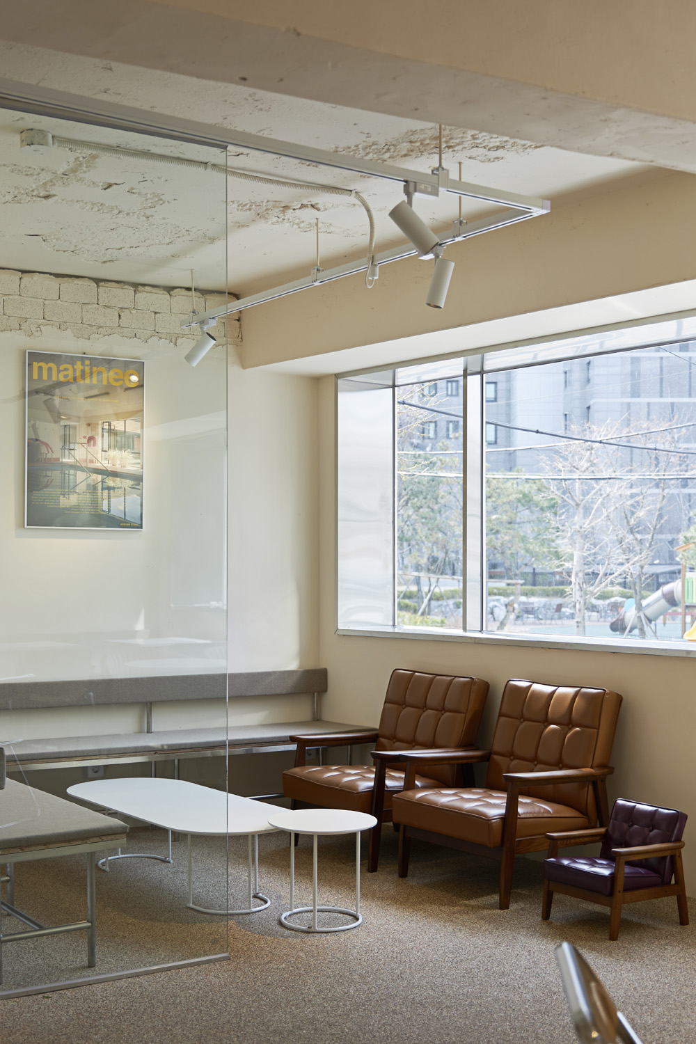 白色与木纹，27 平米高级咖啡厅设计-16