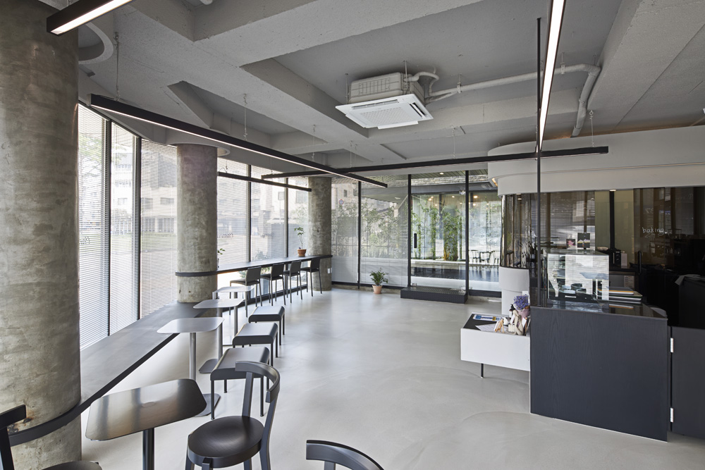 20 平米迷你咖啡馆，简约设计打造温馨空间-4