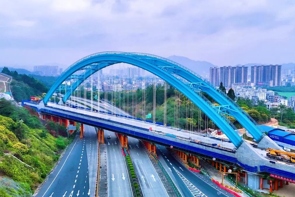 全国在建高铁最大跨度连续系杆拱主体完工-1