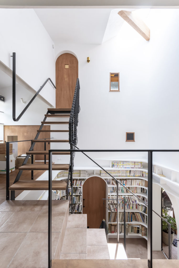 広い敷地につくった2世帯住宅 階段室を中心にいろんな居場所のある家 | Architecture | 100%LiFE-4