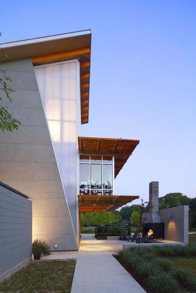 美国十颗橡树农场池塘别墅丨Holly And Smith Architects-21