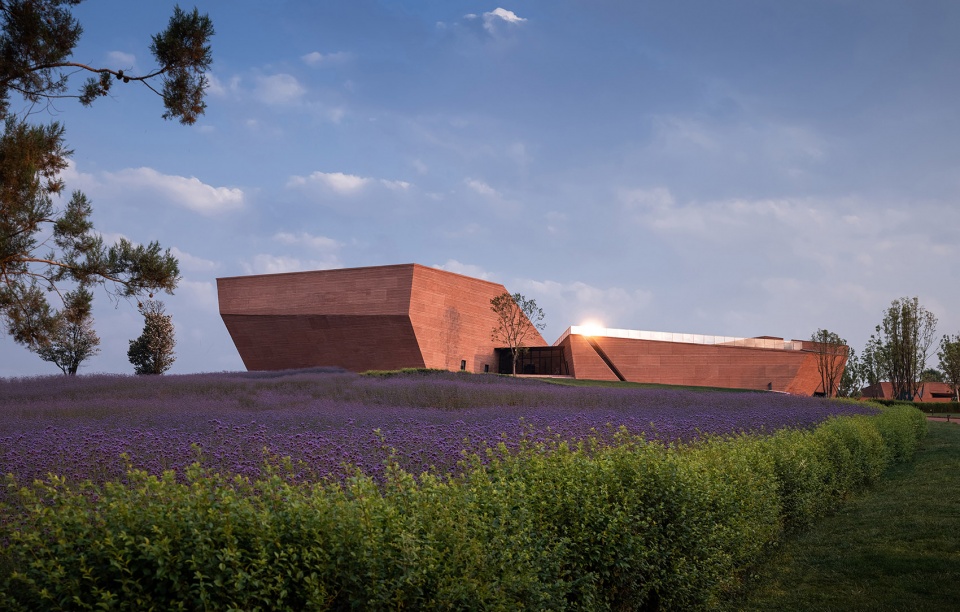 云南东风韵艺术中心 | 红土地上的现代石雕艺术-33