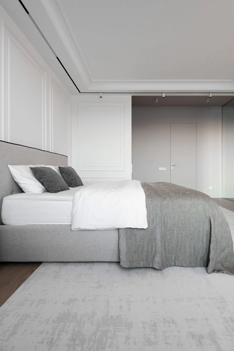 Philosophy of moderation neoclassical apartment-40