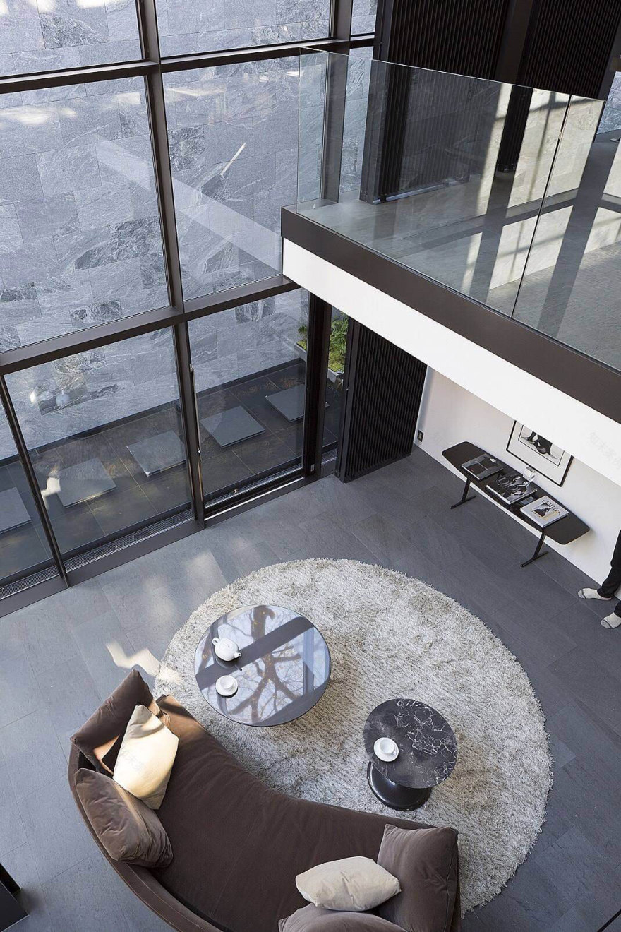 日本 Baqueratta 现代家居设计,开放式玻璃墙打造明亮空间-7