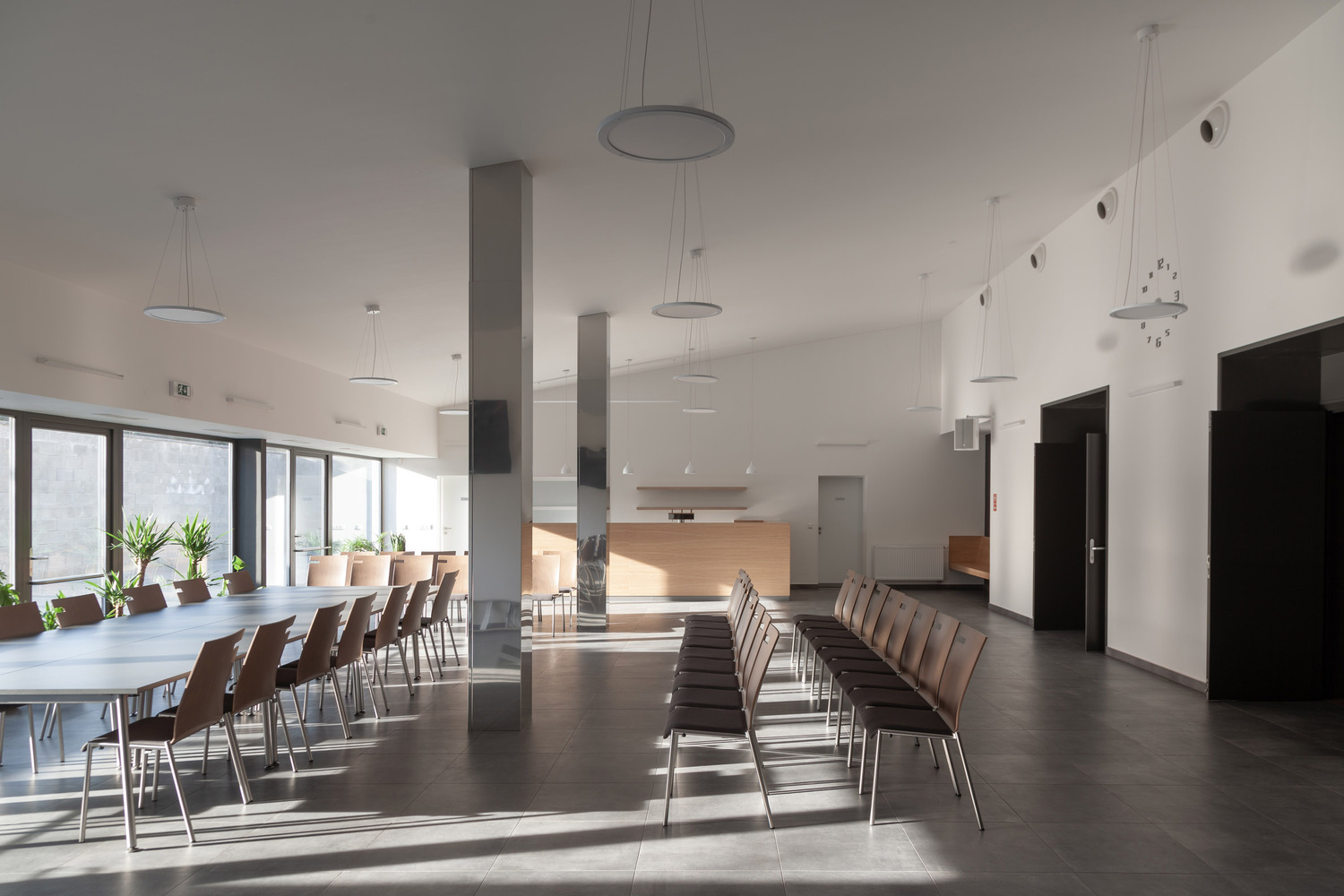 捷克 Píšť信息文化中心 · 白色几何建筑的公共空间创新-29