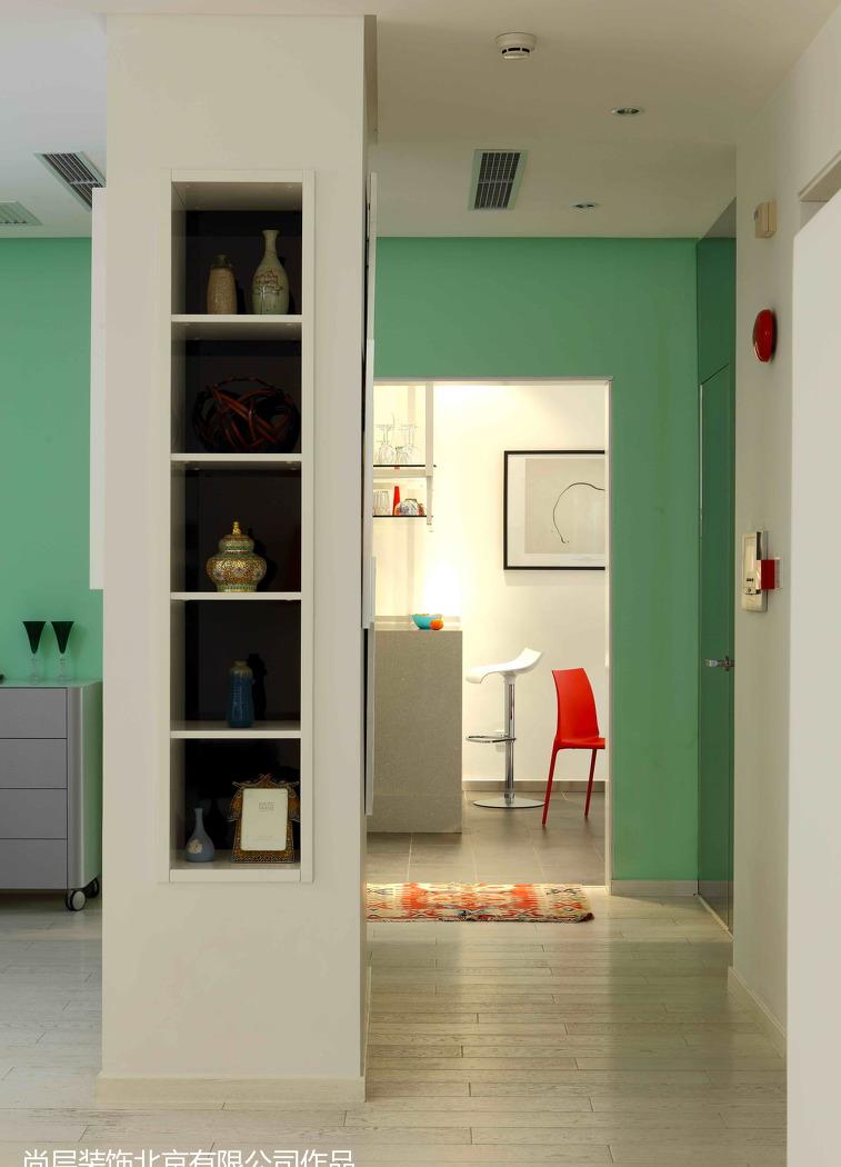 别处生活 | 白桌红椅的餐区与采光下沉庭院-12