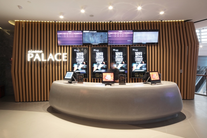 翻阅剧本的宫殿电影院-9