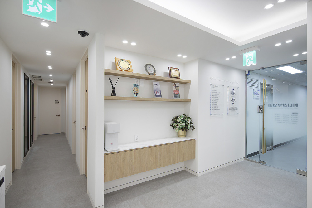 简约时尚的 35 平山部女士办公室设计-9