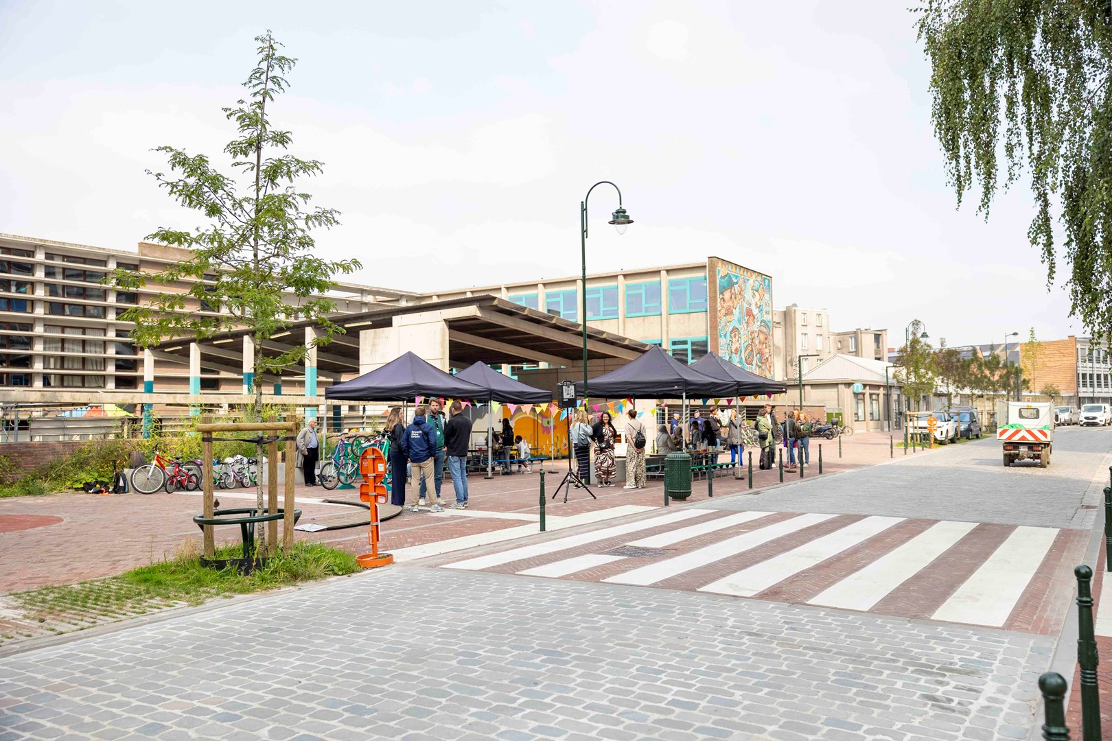 布鲁塞尔Klavertje Vier小学前广场落成项目丨比利时丨Act,Wauw和Tractebel组成的联合体-2