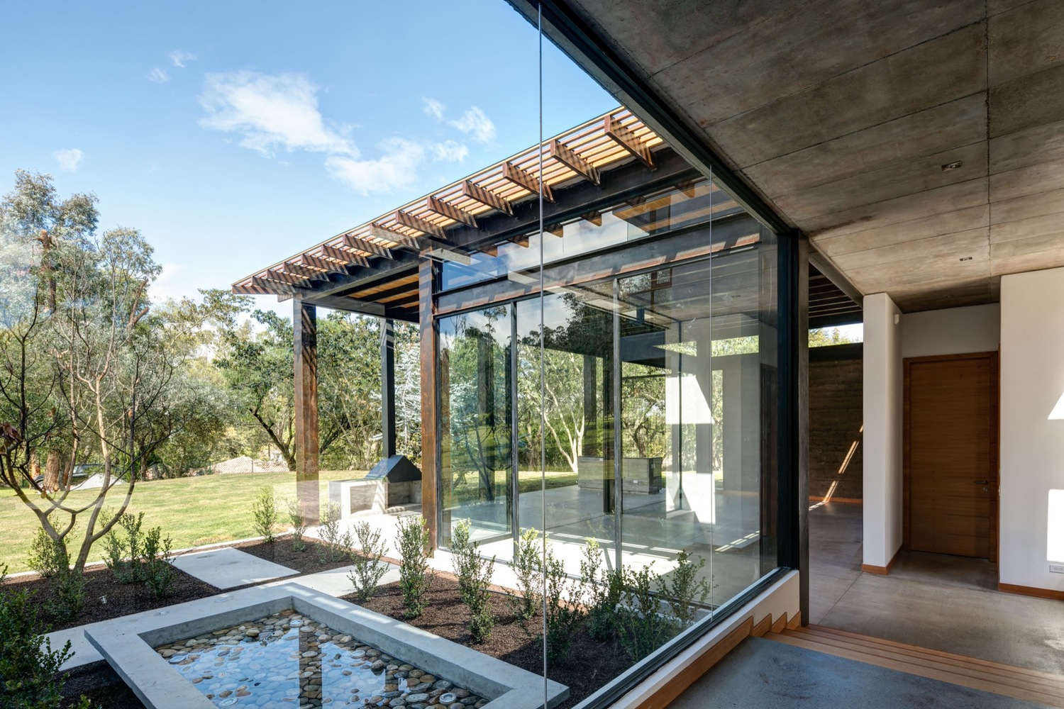 掌案免费分享多个高清别墅场景图，内含别墅户型图-41