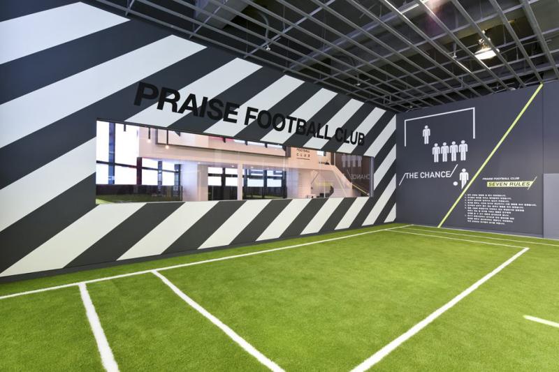 简约设计打造 171 平米室内足球场空间-3